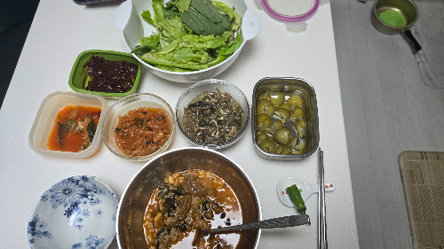 텃밭은 작지만 그곳에서 시작된 이야기는 매일 우리 집 밥상으로 이어짐