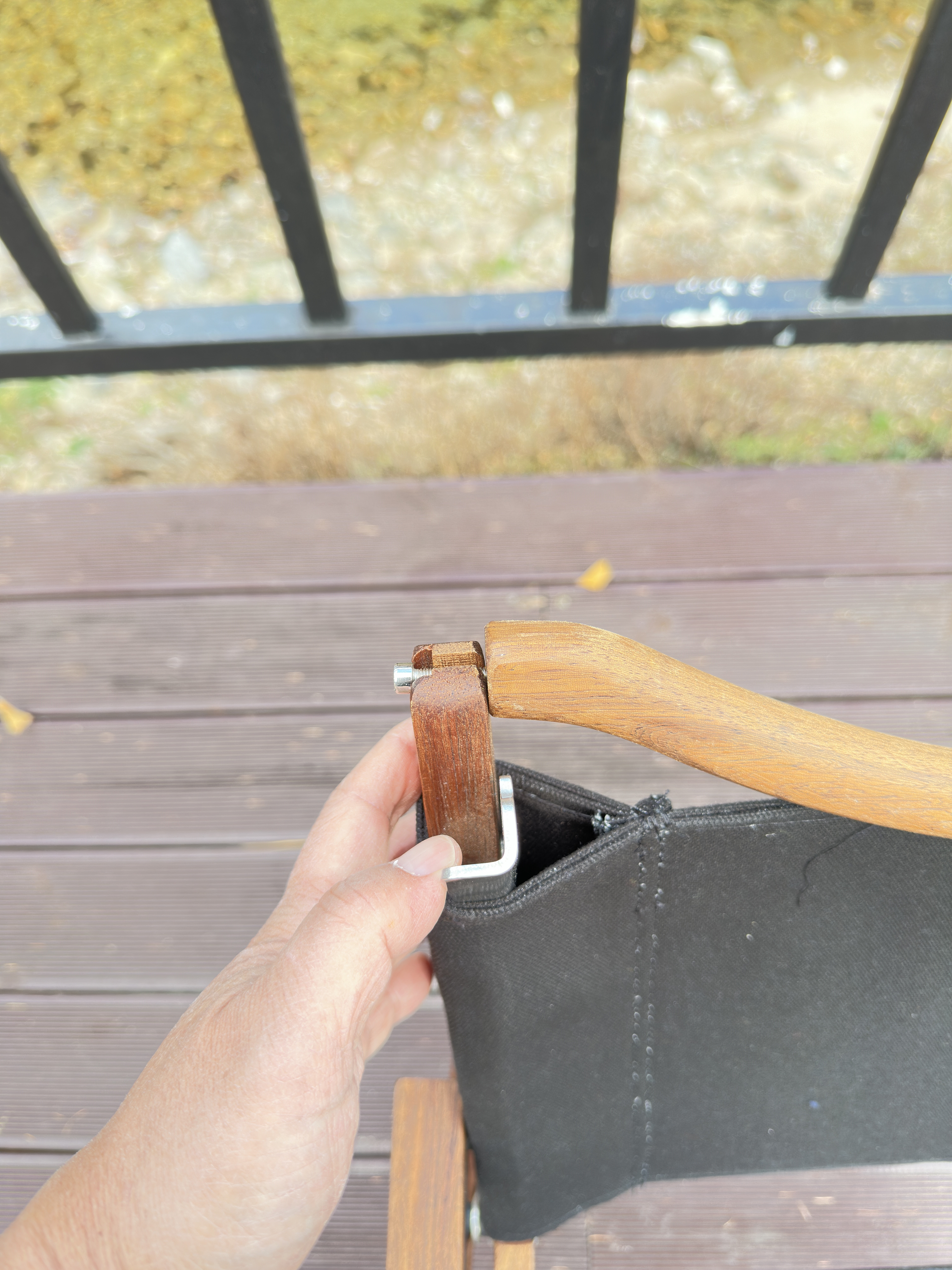 등받이 고정장치