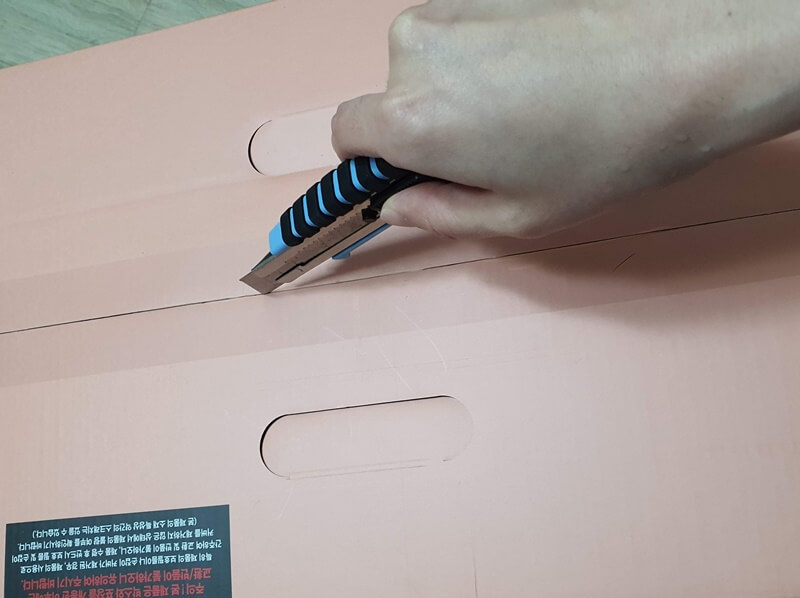 스타벅스-서머데이-쿨러-박스뜯는-장면