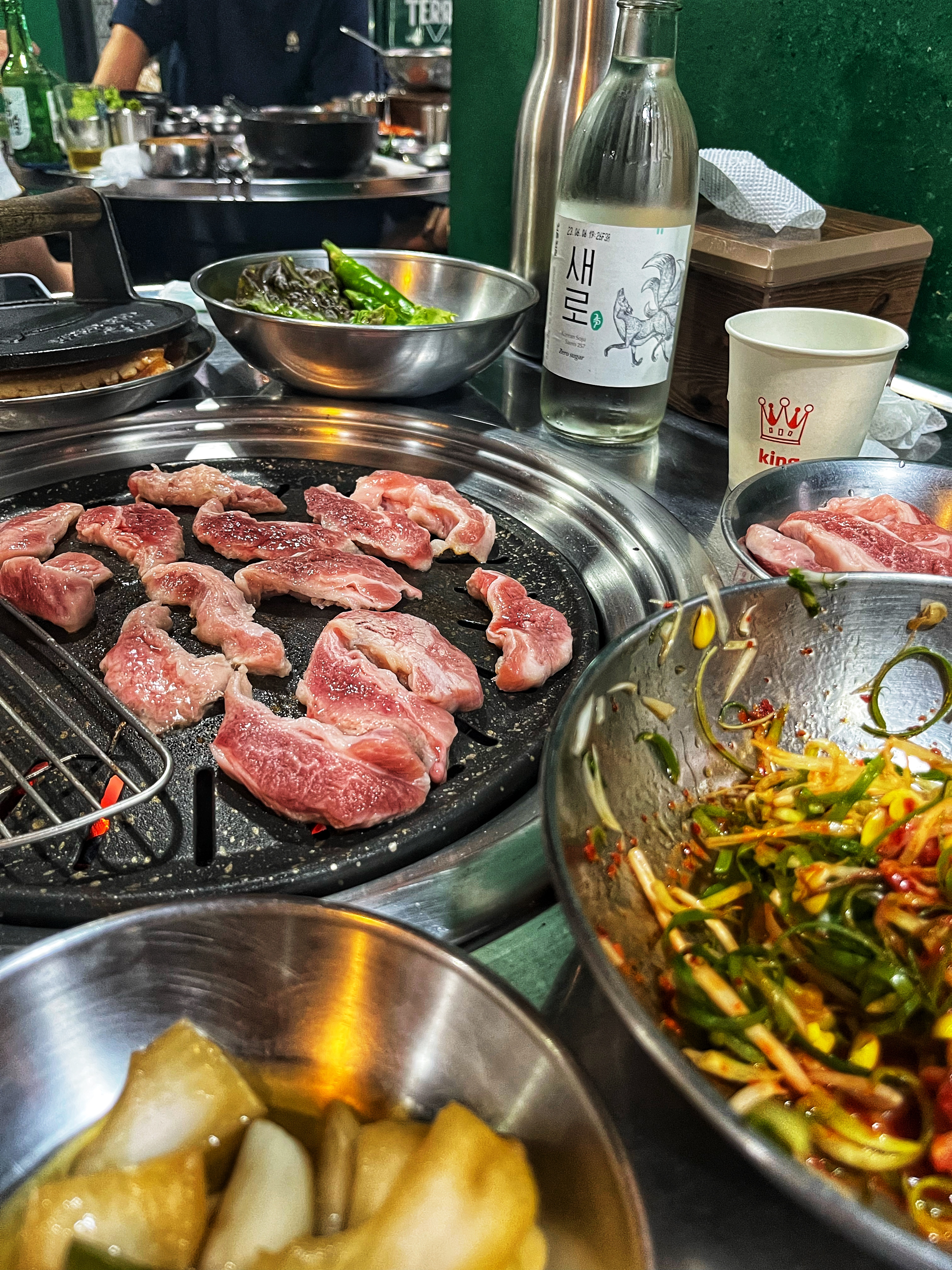 연남동 이억만껍데기 고기 굽는 사진