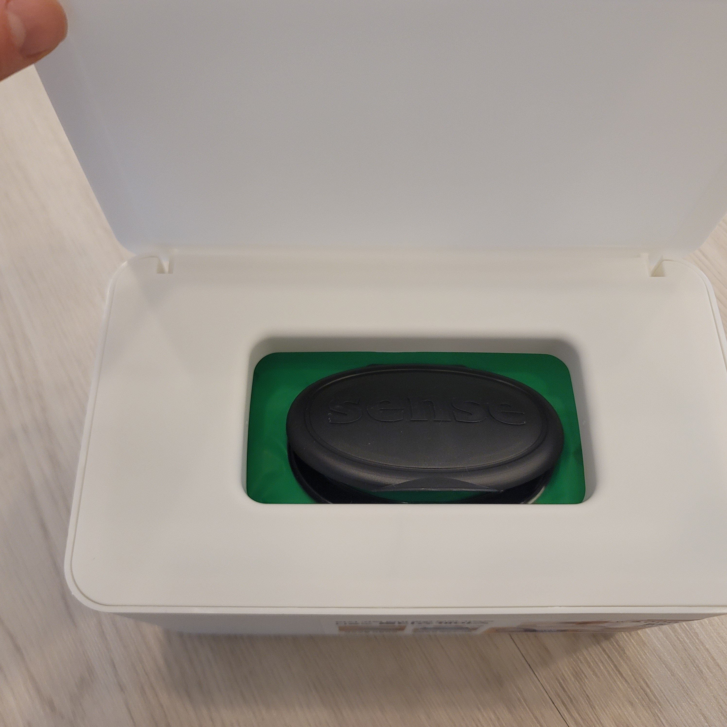 다이소 물티슈 케이스 뚜껑을 얹으니 가운데에 물티슈뚜껑이 보인다.