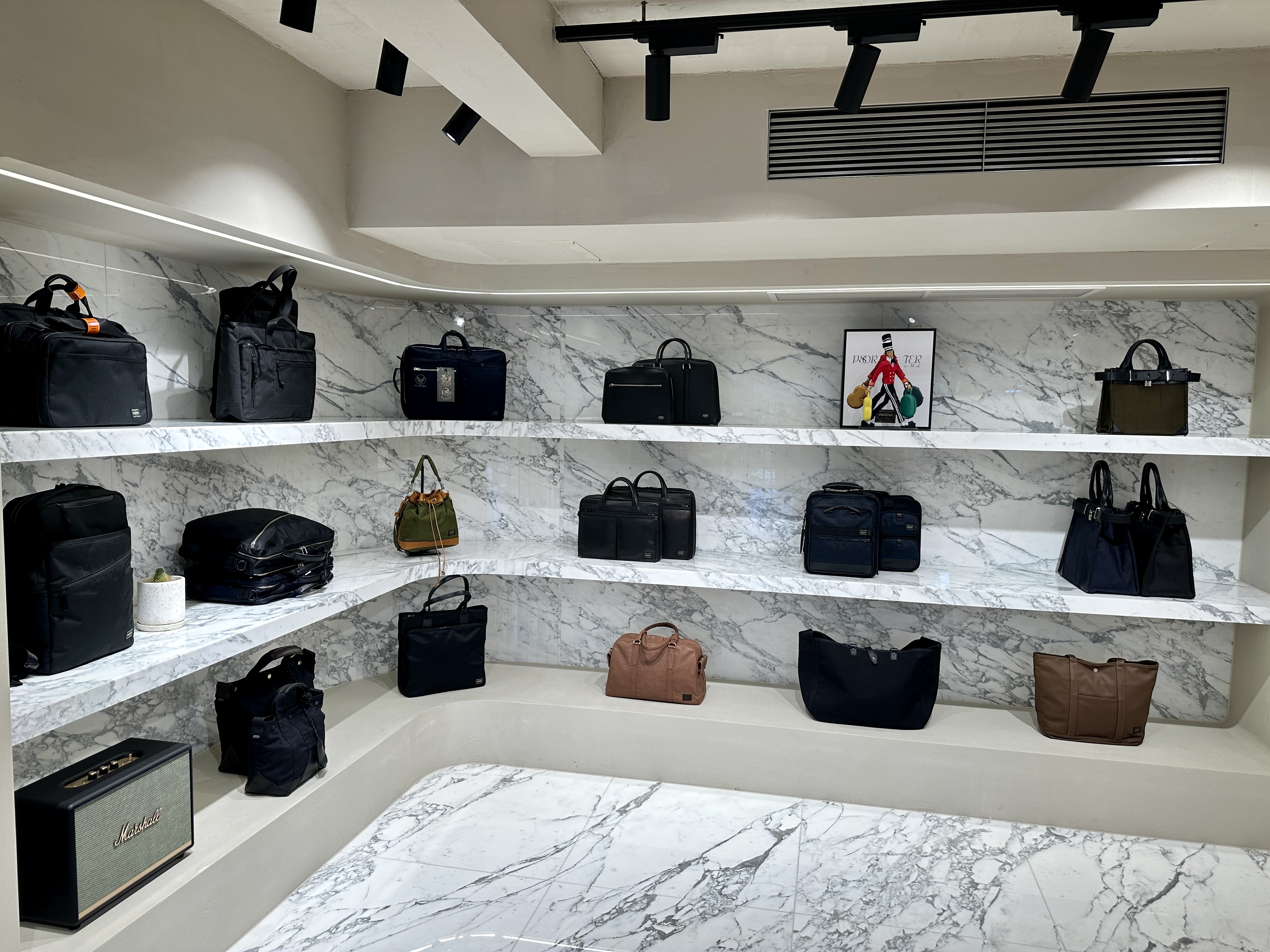 포터 매장 진열 가방들