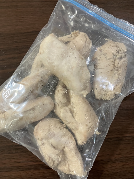 지퍼백에 넣어 냉장 보관 중인 삶은 닭가슴살 1kg 분량, 개별 보관을 위한 포장 상태