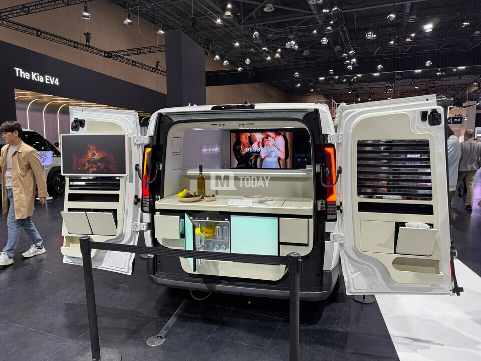 캠핑을 위해 설계된 기아 PV5 후면 디자인