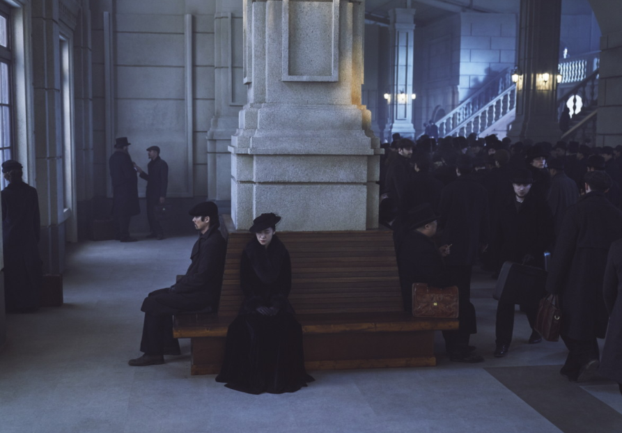 영화 하얼빈 하얼빈역에서 이토 히로부미를 기다리는 공부인과 안중근