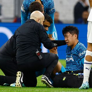 손흥민 선수가 음벰바와 충돌 후 괴로워 하고 있다