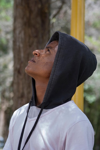 캐주얼한 후드를 쓴 남성