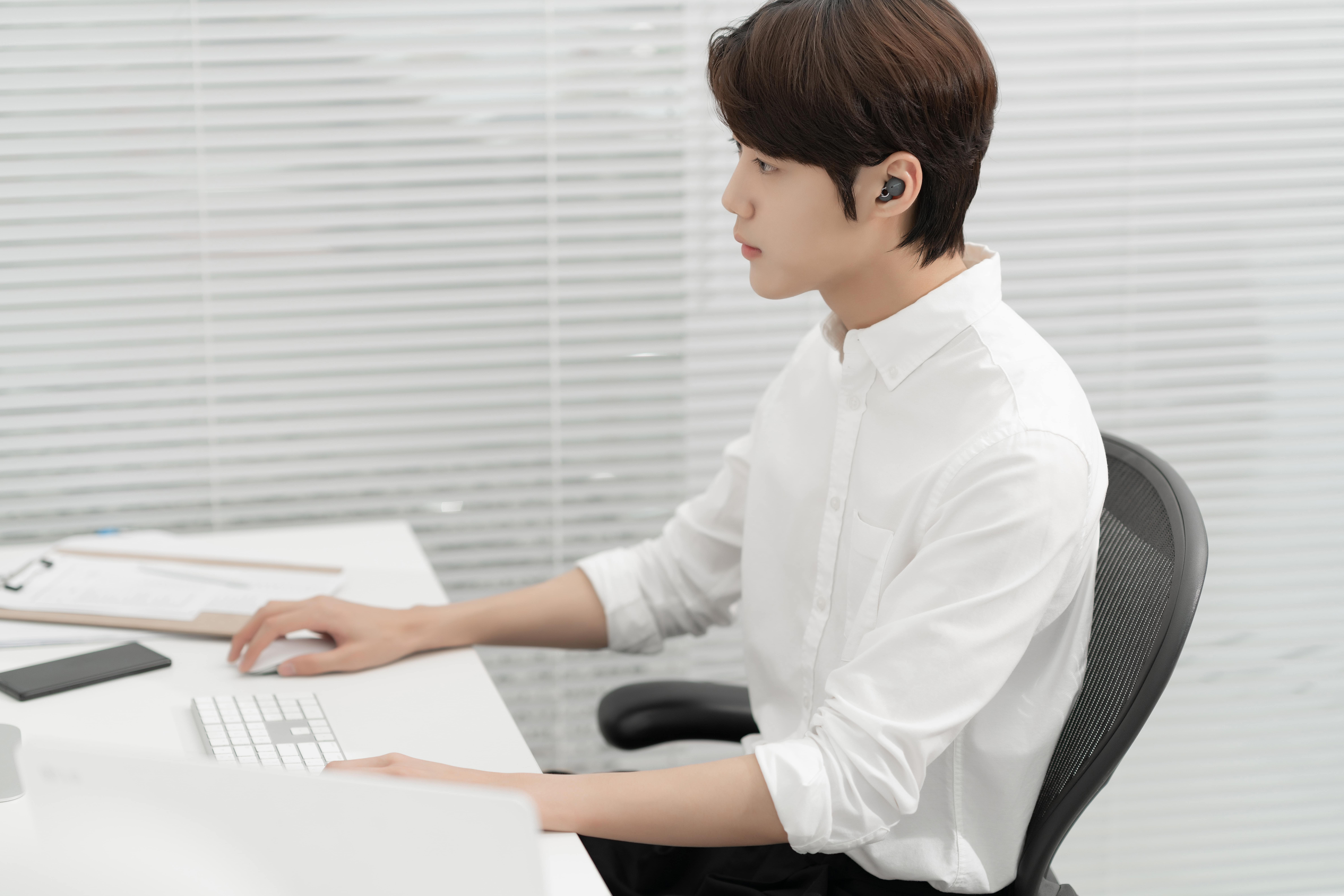 LinkBuds를 사용해 음악에 집중하는 모습