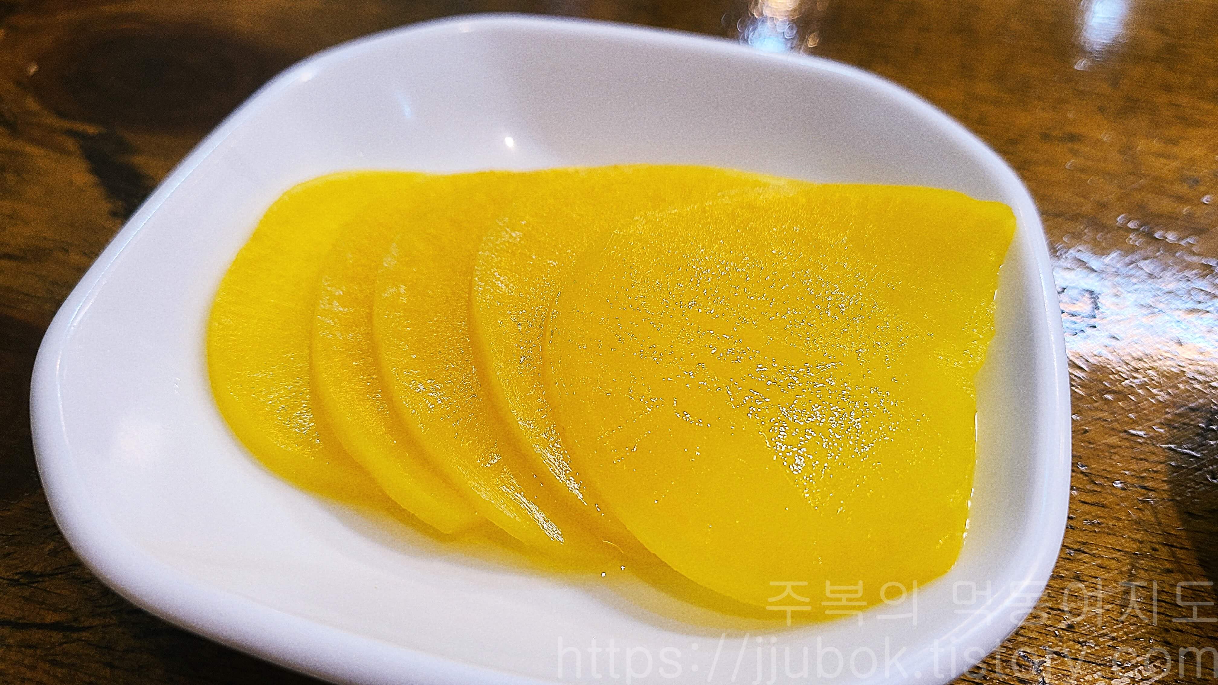 망원동즉석우동-밑반찬-단무지