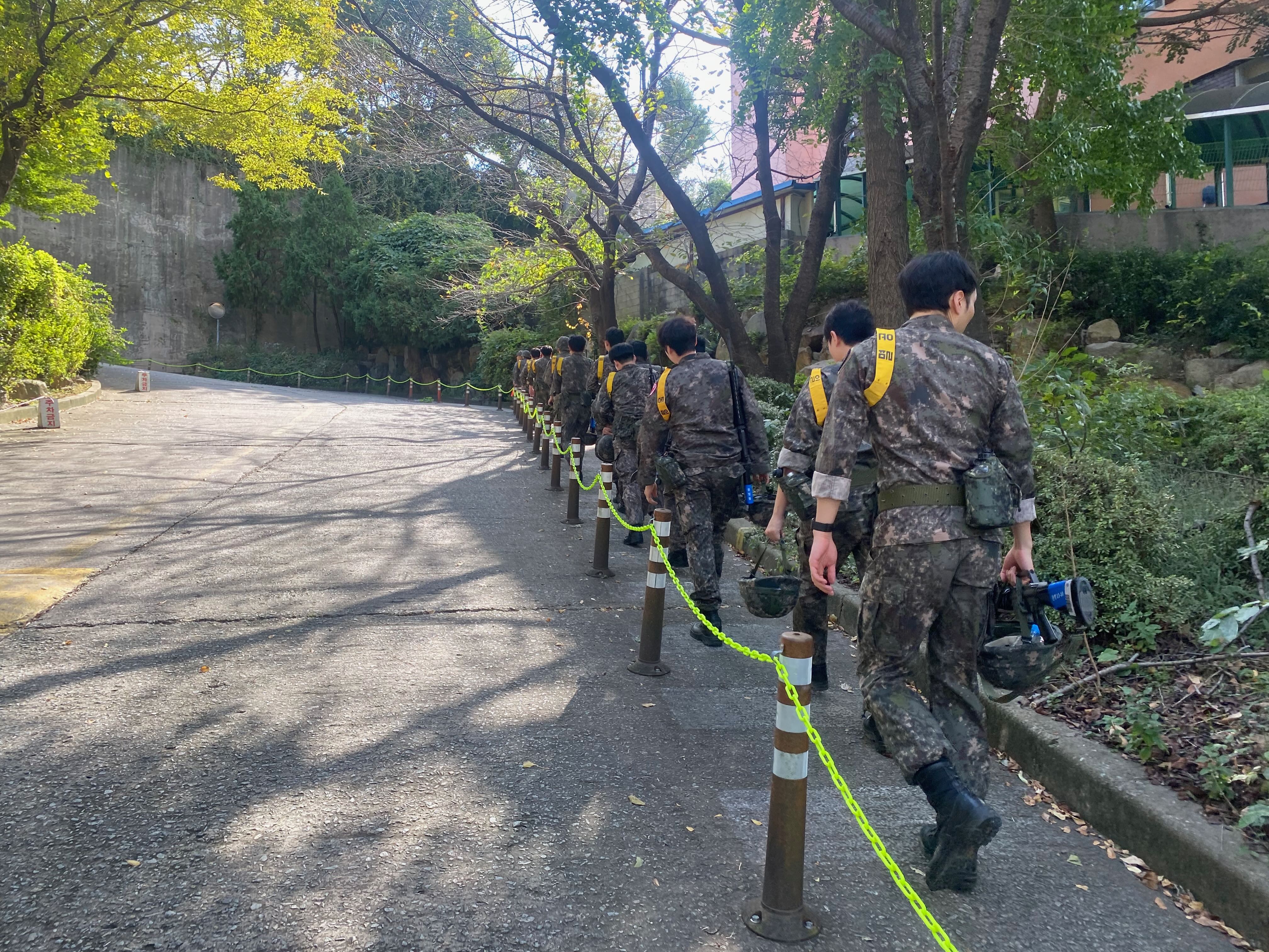 행군 중인 예비군들