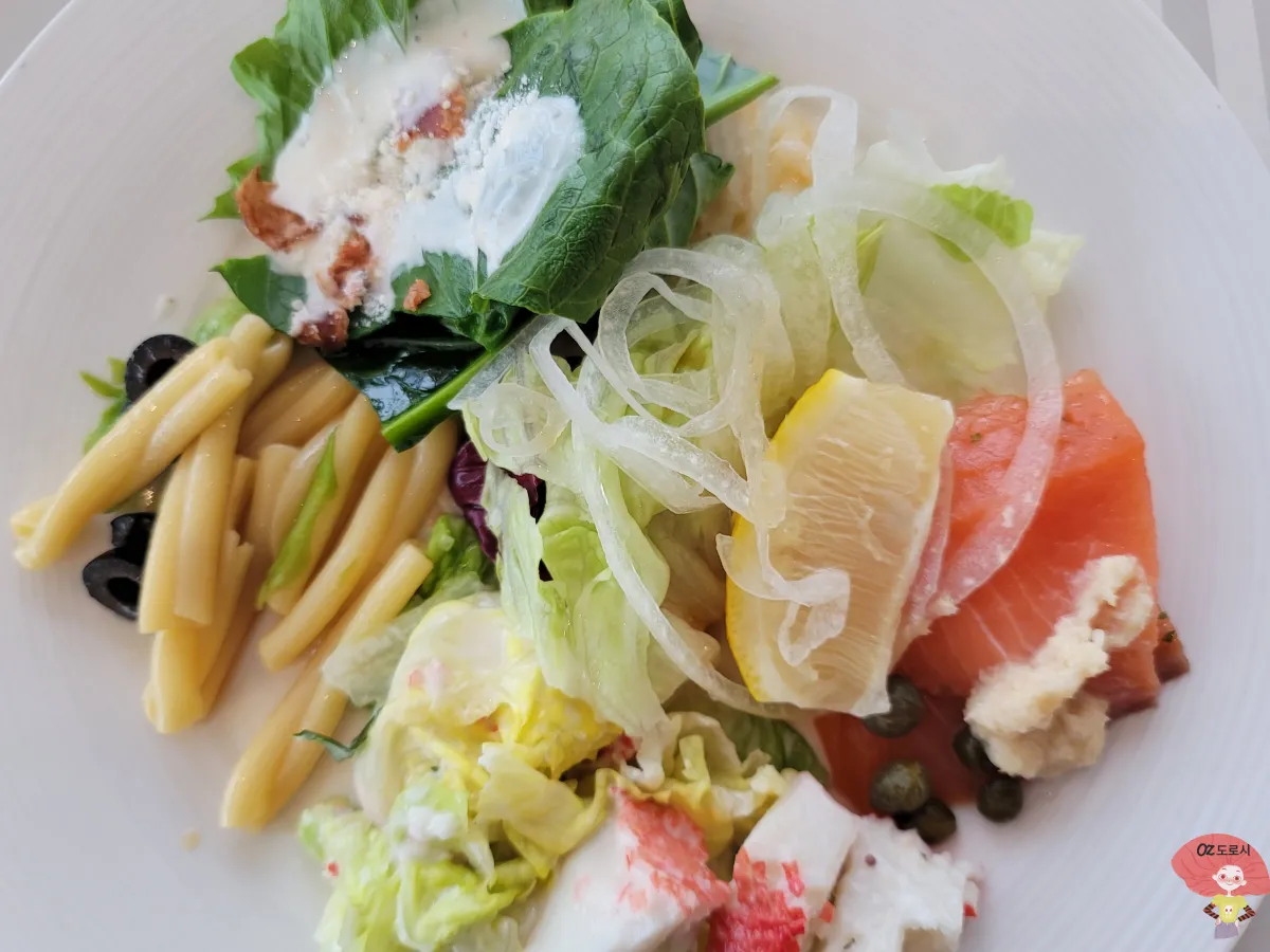 인천-중구-영종도-네스트호텔-레스토랑-플라츠-조식-연어와-샐러드