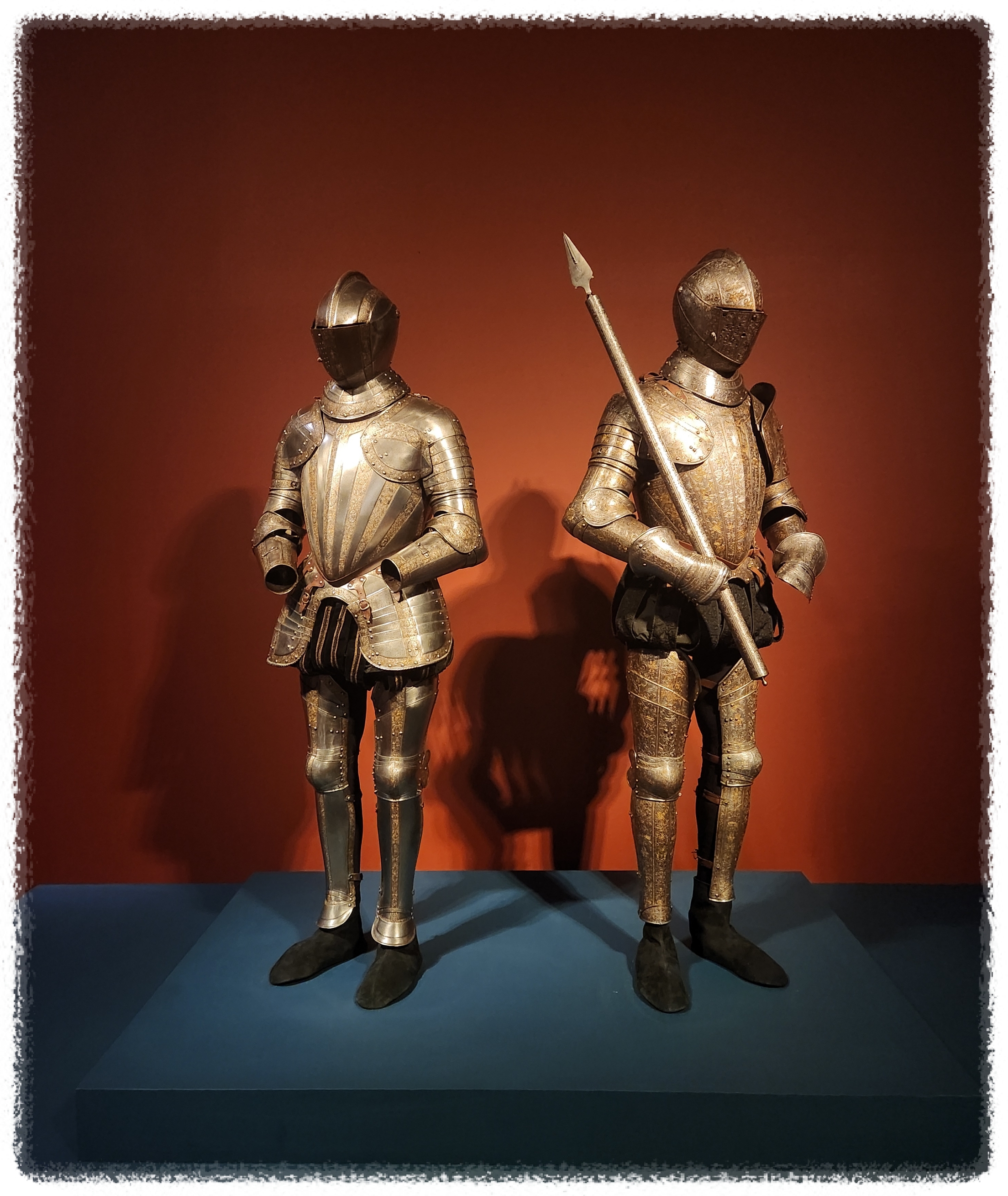 두 명의 기사 갑옷을 보여주는 이미지