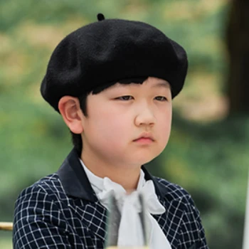 빵모자에 회색 자켓을 입고 앉아 있는 드라마 열녀박씨 계약결혼뎐의 이서준