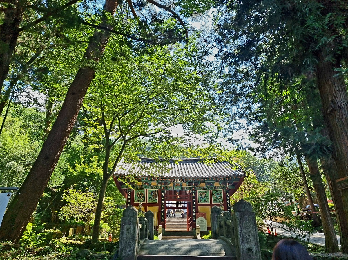 경남 하동 쌍계사: 맑은 계곡이 흐르는 지리산의 절