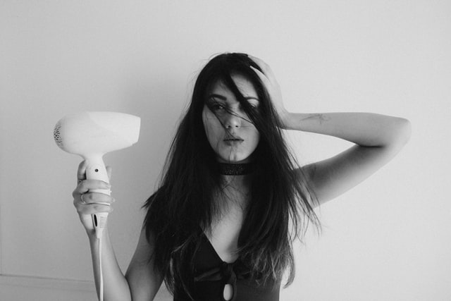 찬바람으로 머리 말리기