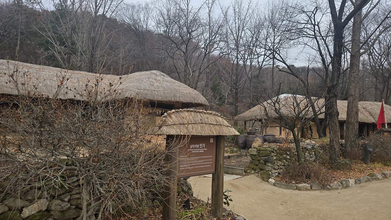 많은 관람객이 눈치채지 못하는 길이라 걸을 때마다 발걸음이 가볍습니다