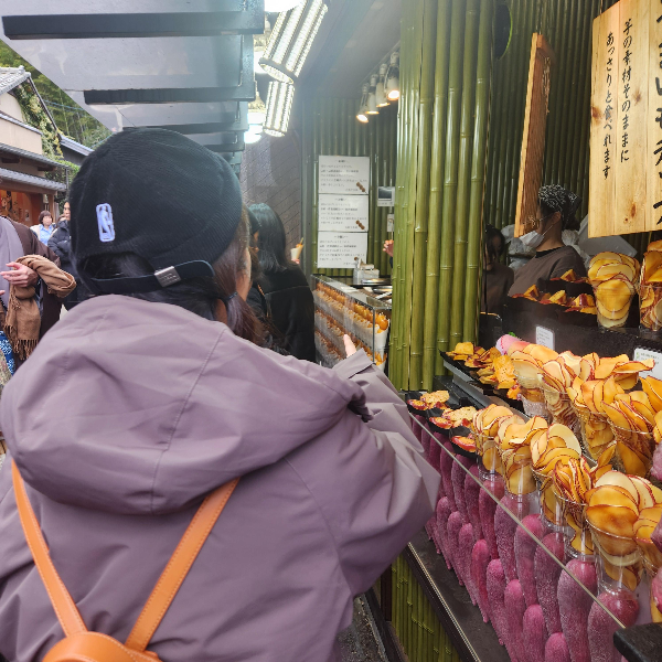 튀김 가게 앞을 지나는 아내. 