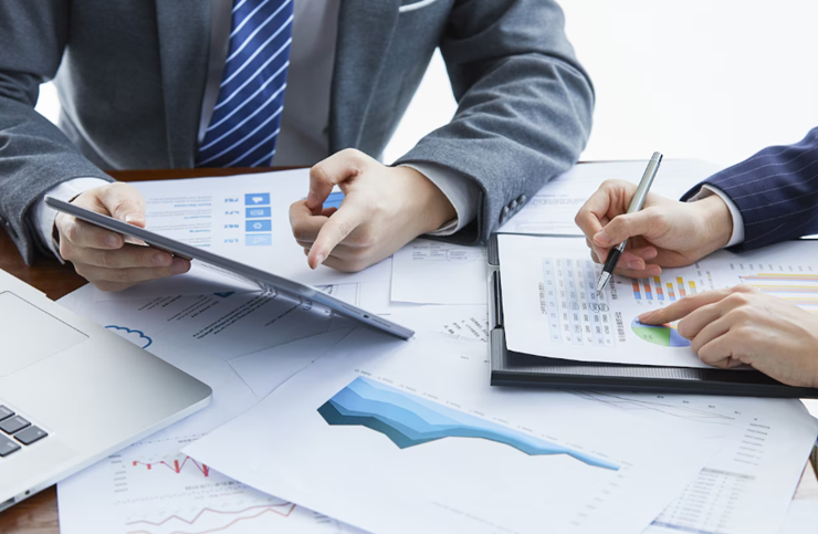 회의를 하는 남자들