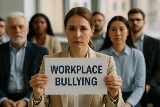 직장 내 괴롭힘 예방 세미나에서 'WORKPLACE BULLYING' 팻말을 들고 있는 여성과 진지하게 듣는 공무원들 – 조직 내 인식 제고를 상징하는 실사 이미지