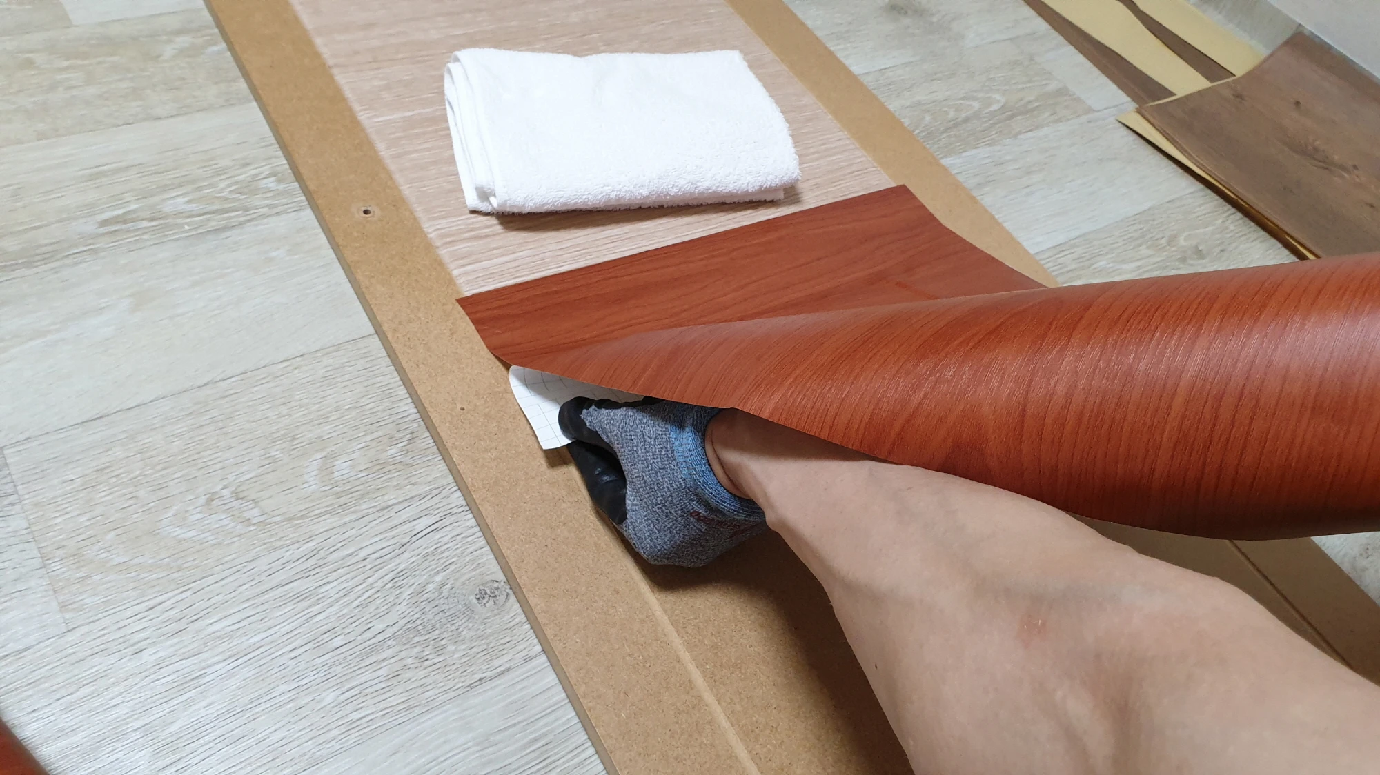 시트지 붙이는 모습