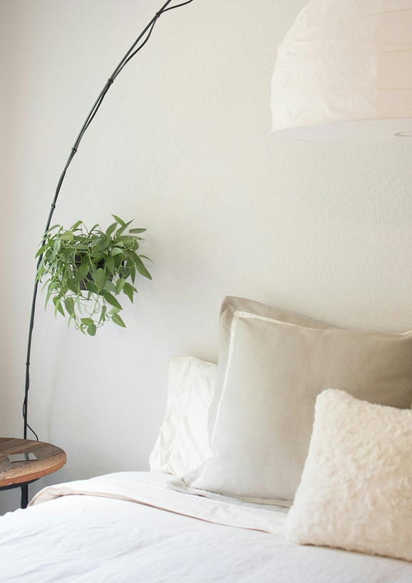 밝은 침실의 침대 사진