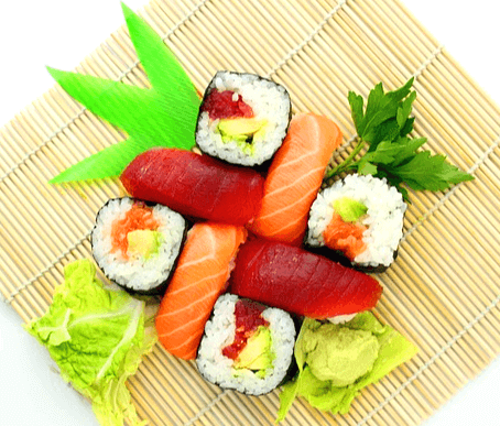 김말이용 채에 연어와 참치 초밥과 김밥이 있고 연두색의 와사비도 곁들여졌다.