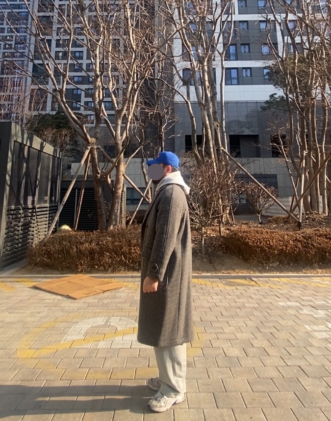 데일리룩('26.1.31.)윅 NEW YORK USA 워싱 빈티지 볼캡, 그레이휴 더블브레스티드 체크 롱코트, 토피 집업후드티, 토피 벌룬핏 와이드팬츠, 아식스 젤 카야노 5 OG