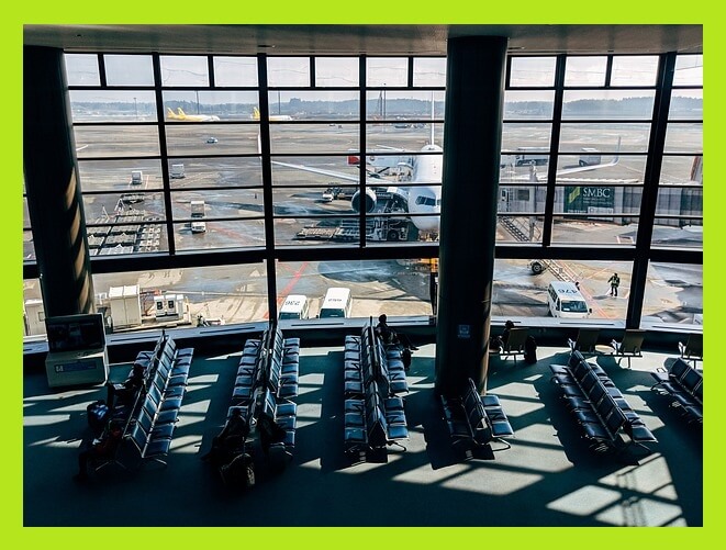 공항-위에서-내려다본-대기실-의자