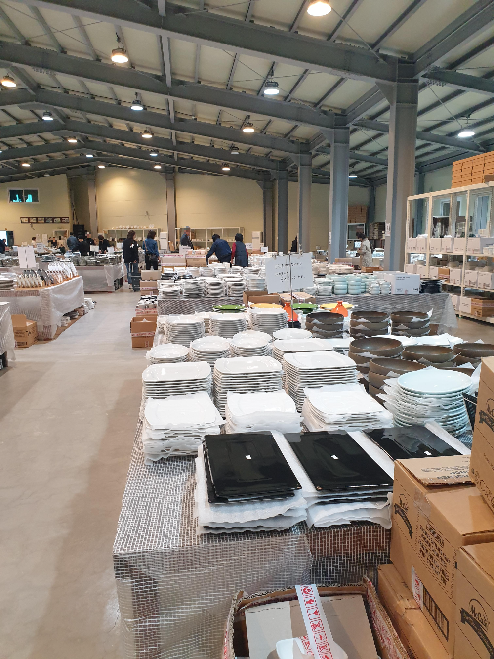 저 멀리 제품을 정리하는 직원과 계산하는 손님들이 보인다.