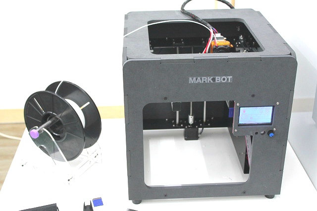 DIY 3D프린터 마크봇 에듀키트와 PLA 필라멘트 설치 모습
