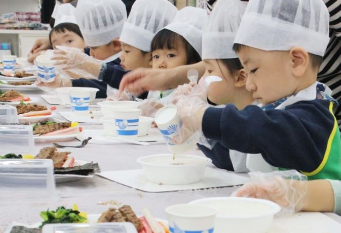 산나물 꼬마 요리왕에 참여한 꼬마 아이들