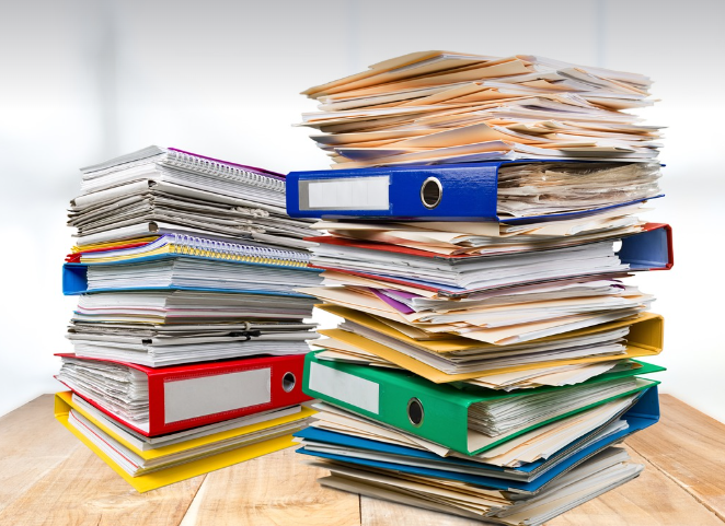 서류가 쌓여있는 사진