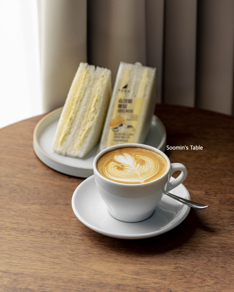 슈크림퐁당 샌드위치와 라떼