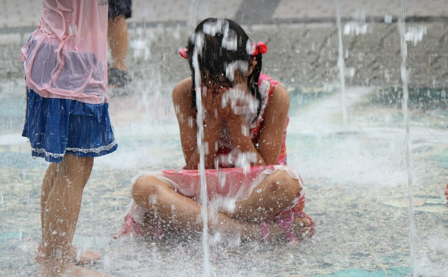 물놀이하는 아이사진