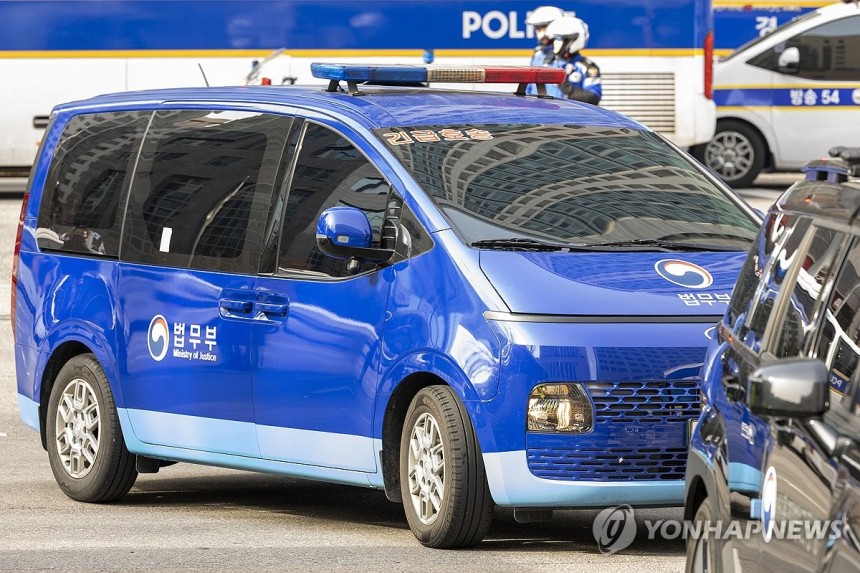 서부지법 들어서는 호송 차량