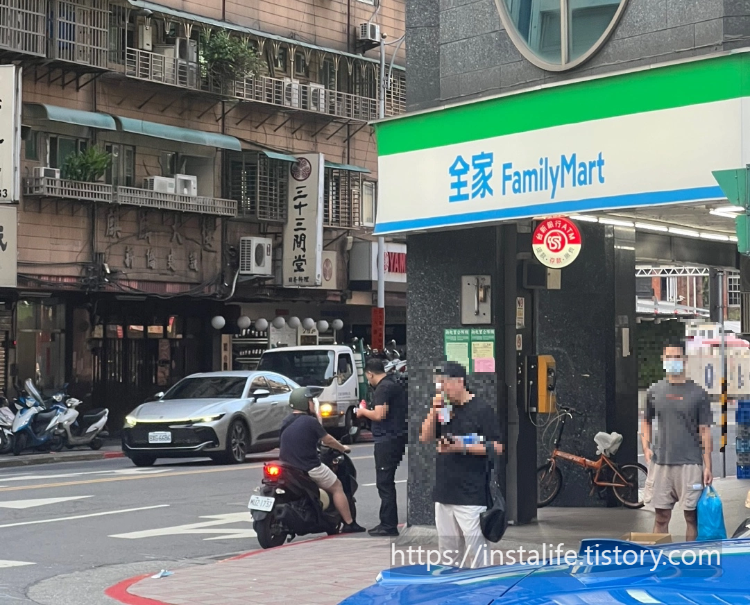 일갑자찬음 바로 건너편에 있는 FamilyMart입니다.