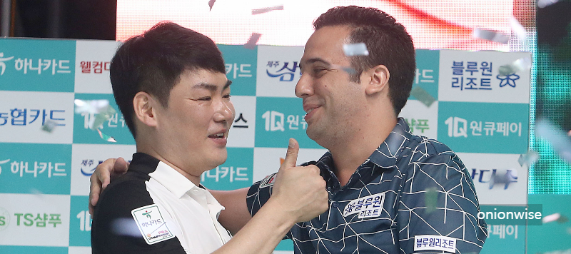 PBA 우승을 한 다비드 사파타를 축하하는 이상대 선수