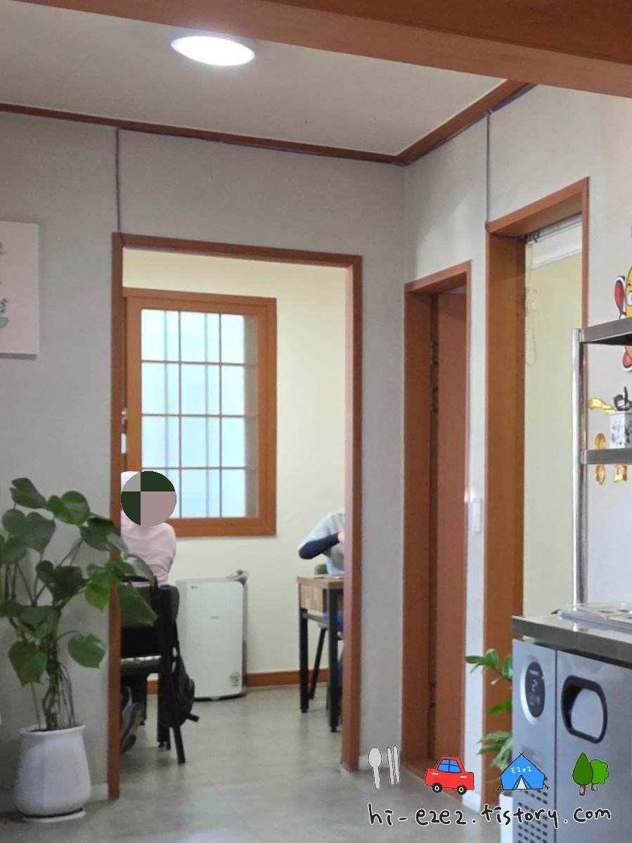 거제 여행 필수 옹심이메밀칼국수 연초면 칼국수집 실내 분위기