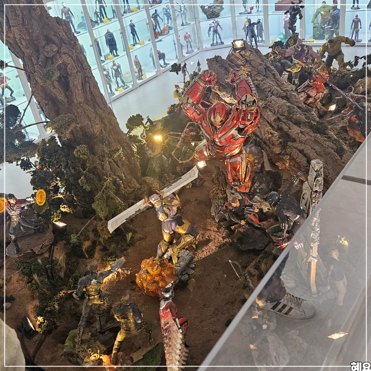 어벤저스:엔드게임의-한-장면을-표현한-대형-디오라마
