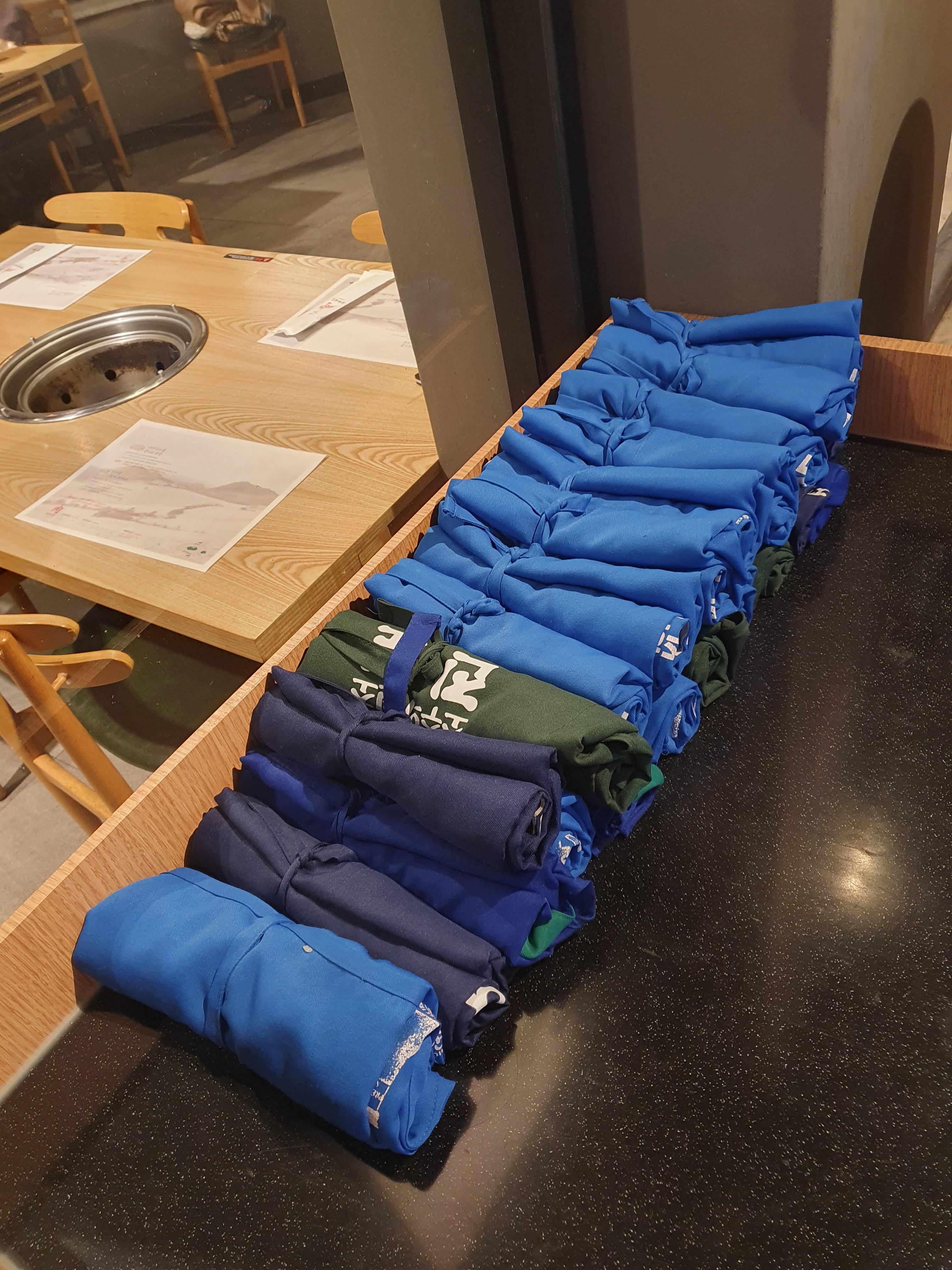 다다익고 호텔더본점 앞치마는 셀프로 가져다 쓰세요. 세탁을 잘해놔서 냄새나지 않아 좋은 앞치마