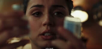 영화 나이브스 아웃에서 여주인공이 약병을 들여다보는 긴장된 장면