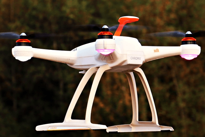 흰색 드론이 공중에 떠 있습니다