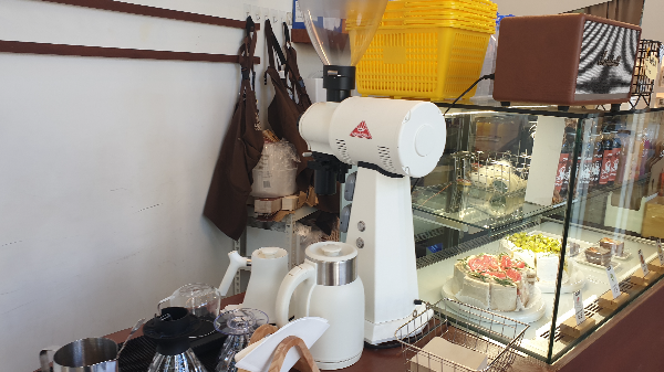 흰색 EK43 그라인더와 펠로우 드립포트 그리고 하리오 스위치