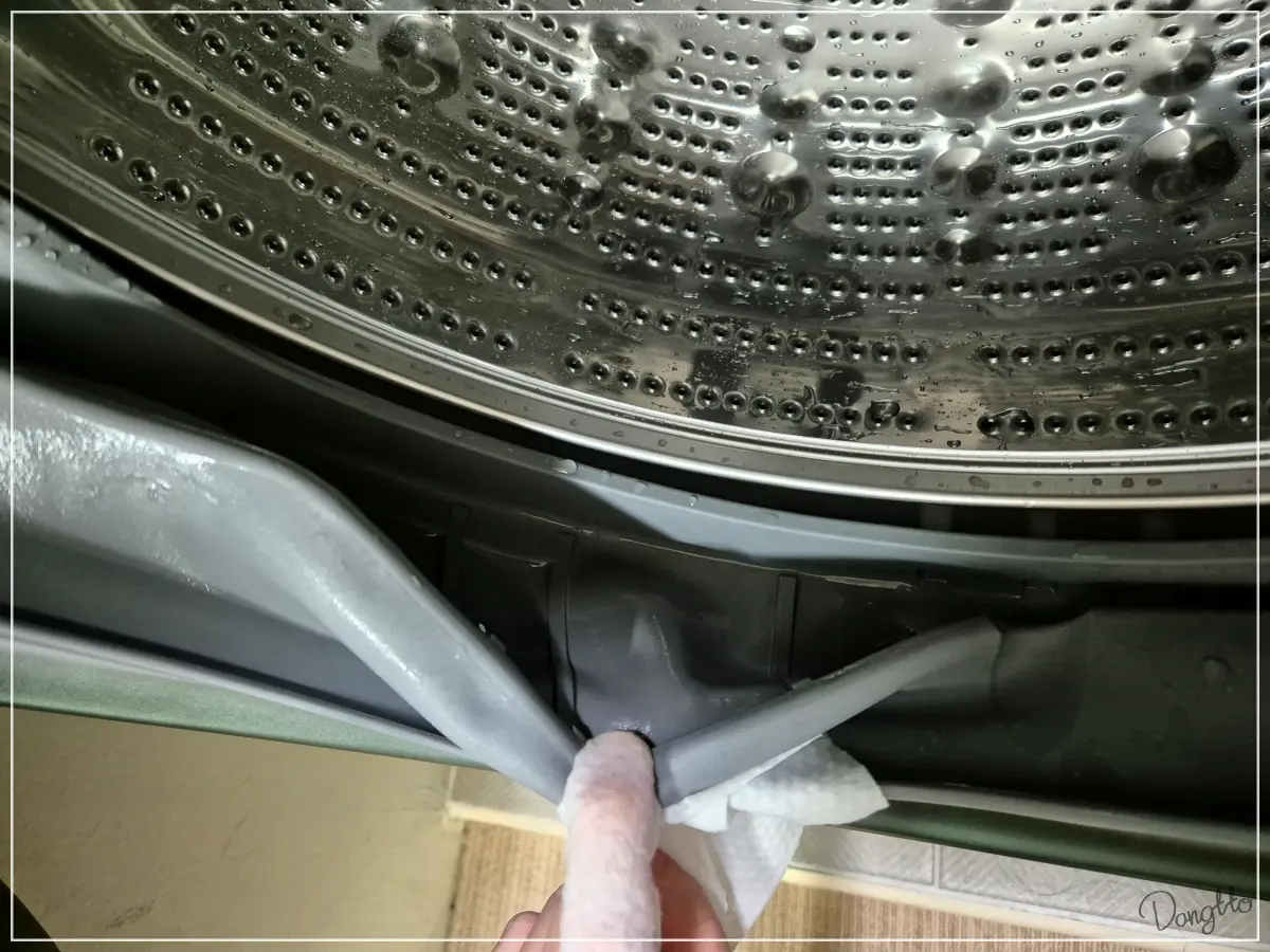 LG-세탁기-청소-고무-패킹-닦는-모습