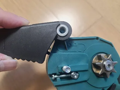 무선 충전식 전기톱 조립방법