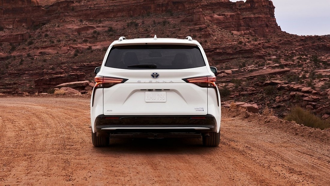 토요타 시에나 하이브리드 차량 후면 사진 출처 다음자동차