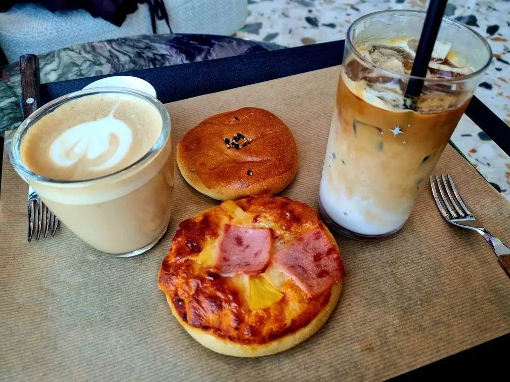 김포 라데아 카페: 깔끔한 감성과 야외 숲 정원의 편안함