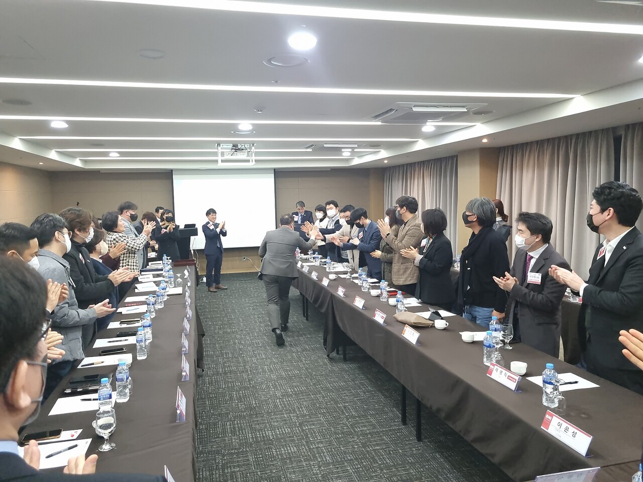 ㄷ자형 회의테이블을 한 바퀴 돌면서 모든 멤버들과 하이파이브를 하는 모습입니다. 그랜드 챕터 일원이 되신 김종호 대표님 환영합니다.