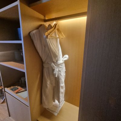 수페리어-그린-더블-룸-옷장