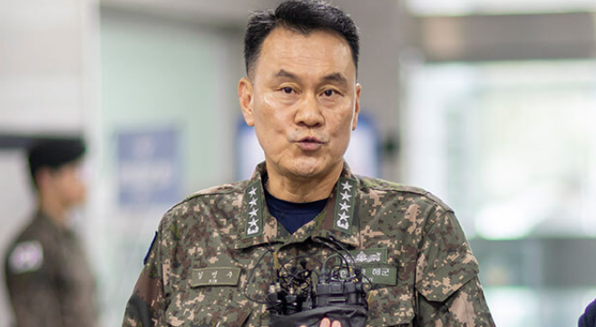 김명수 합참의장, 임명 논란에도 불구하고 취임식 개최